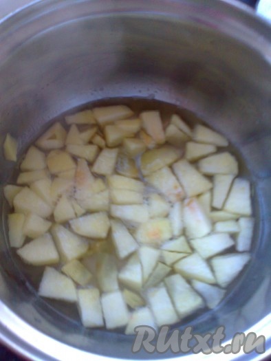 Приготовим начинку 2.

Готовим яблочную начинку. Яблоки нарезать мелким кубиком, добавить сахарный песок и воду, перемешать. Тушить на медленном огне около 5 минут, периодически перемешивая. Дать0 начинке остыть. В яблочную начинку можно добавить корицу, орехи, изюм при желании).