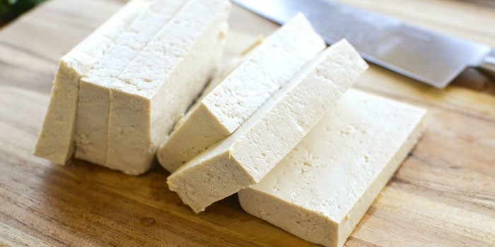 Нарезанный кусочками сыр тофу