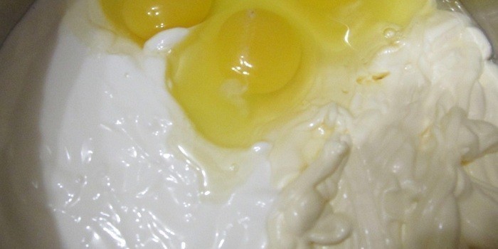 Майонез и яйца в миске