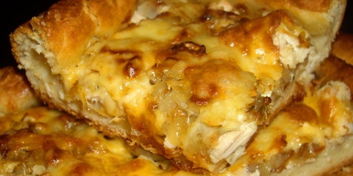 Пирог с начинкой из курицы и сыра