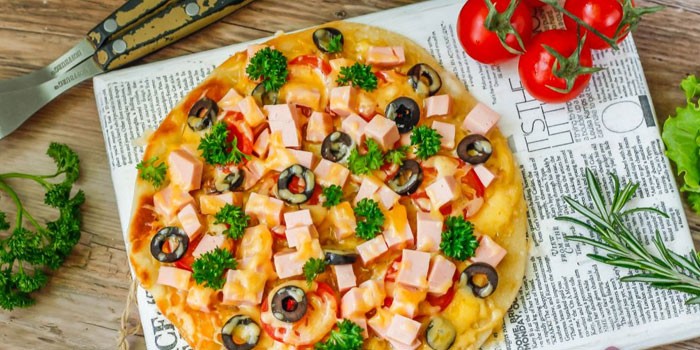 Домашняя пицца с маслина и моцареллой 