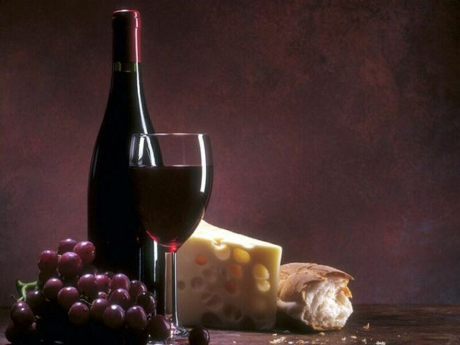 Сухое вино выдерживается в течение 1-2 месяцев до полной готовности