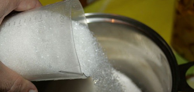 Сахар вносим дробно