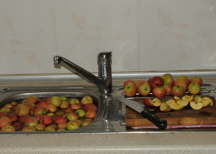 Яблоки перебрать помыть и почистить