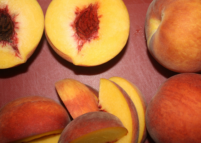 Персики нарезать дольками
