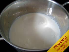 1) Подогреть молоко до теплого, но не горячего состояния.