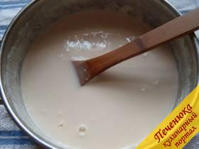 6) Залить кипяток в тесто, одновременно быстро размешивая его. Если тесто получилось гуще, чем нужно, дать ему постоять и потом разбавить теплой водой (кипяток больше не добавлять). В конце замешать в тесто подсолнечное масло.