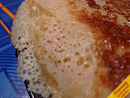 8) Готовые блинчики складывать стопкой, намазывая сливочным маслом, накрывать крышкой на время жарки остальных. Блинчики получаются тоненькие, ажурные, в мелкую дырочку, как оренбургские платки. Подавать можно с любыми начинками, как сладкими, так и солеными.