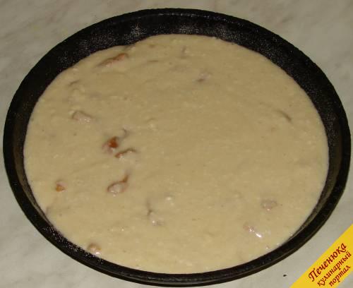 6) Форму для выпечки или чугунную сковороду смазать маслом, присыпать манкой, выложить в нее тесто для манника. 