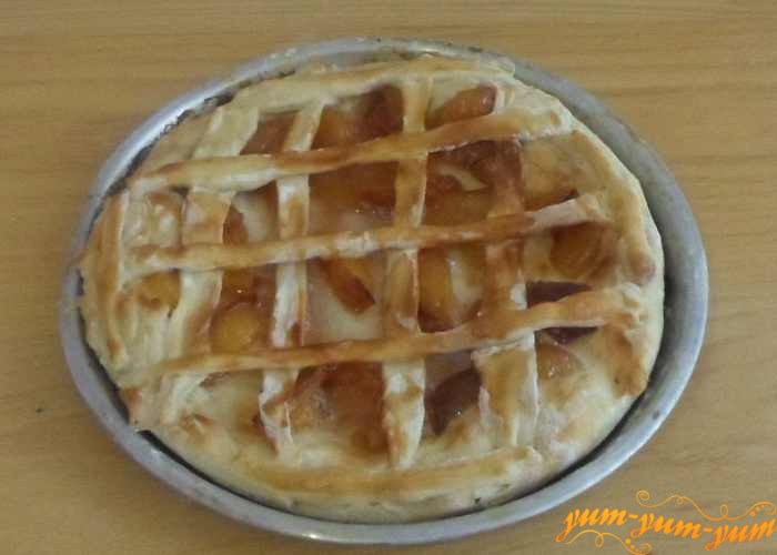 Пирог с персиковым вареньем готов