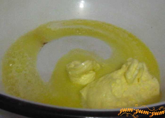 Растопить масло или маргарин, охладить и смешать с яйцами