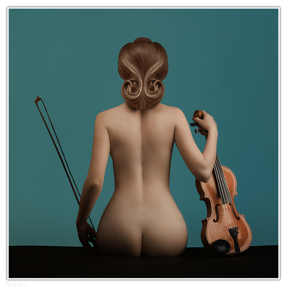 девушка скрипка, обнаженная спина