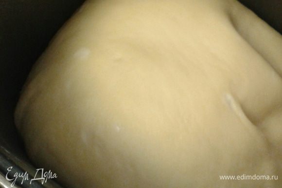 Тесто я готовила в хлебопечке. В емкость выкладываем все ингредиенты для теста в той последовательности, которая соответствует вашему типу хлебопеки, и устанавливаем режим «тесто» через 1,5 – 2 часа тесто готово. Если у вас нет такой «чудо-печи», это не страшно. Для начала замесим опару. Для этого в миску вылить молоко, подогреть до 37-40 градусов, добавить сахар, 100 грамм муки, перемешать, накрыть полотенцем и оставить в теплом месте минут на 15 -20. В отдельной емкости смешиваем яйцо, кефир, масло, соль добавляем жидкость в опару (смесь должна быть теплой ) затем вмешиваем постепенно оставшуюся, просеянную муку. Накрыть мокрым полотенцем и поставить в теплое место на 1,5 -2 часа.