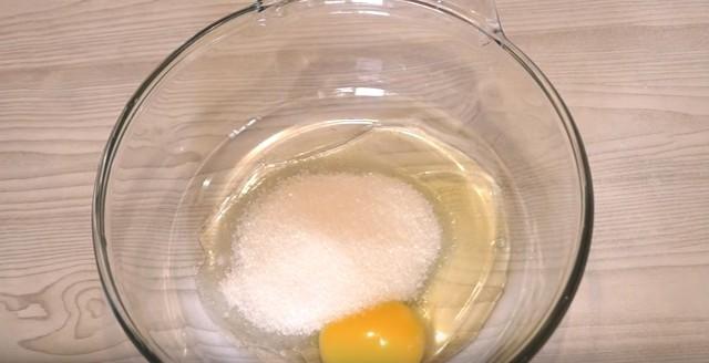 мешаем яйцо сахар соль