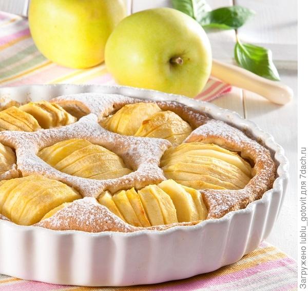 Пирог с яблоками и орехами/Фото: Олег Кулагин/BurdaMedia