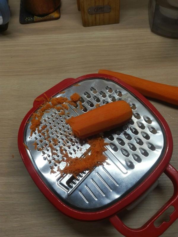 Чем мельче терка, тем незаметнее будет морковь в готовых кексах