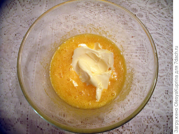 Для теста желток, яйцо растереть с сахаром и добавить масло сливочное комнатной температуры.