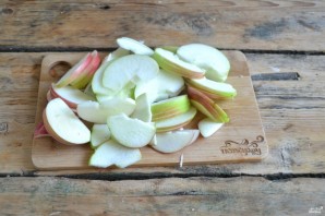 Шарлотка классическая с яблоками - фото шаг 2