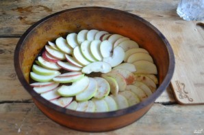 Шарлотка классическая с яблоками - фото шаг 8