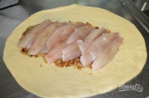 Пирог с рыбой из дрожжевого теста - фото шаг 8
