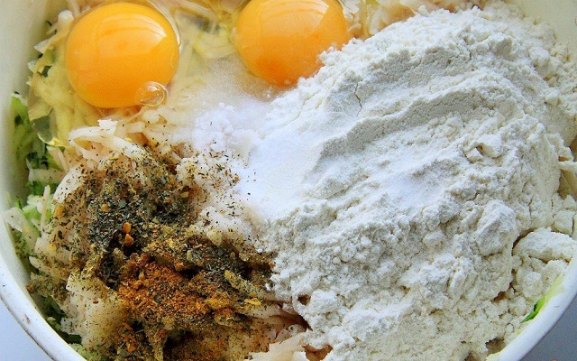 добавить яйца, муку, соль, специи