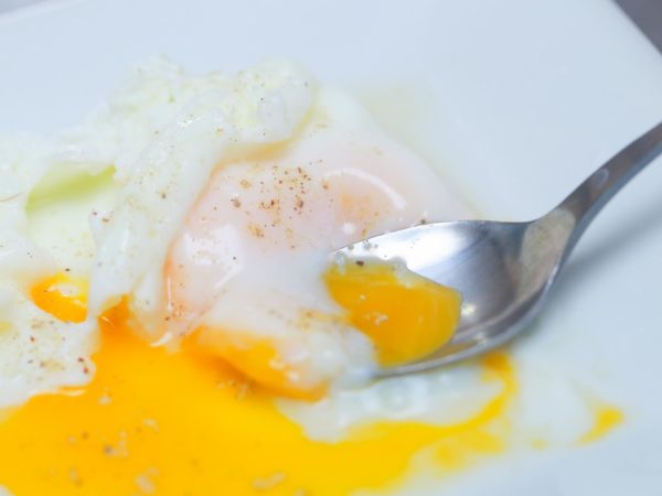 Яйцо-пашот на тарелке
