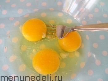 Разбить куриные яйца для омлета с молоком в миску 