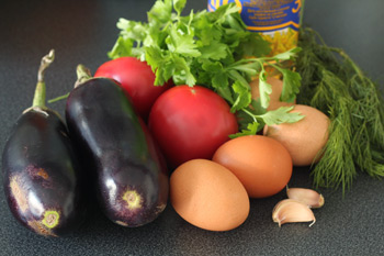 Ингредиенты для баклажан жаренных с чесноком и помидорами