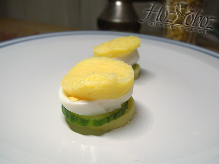 Из поленты можно приготовить тарталетки из отварного яйца и овощей