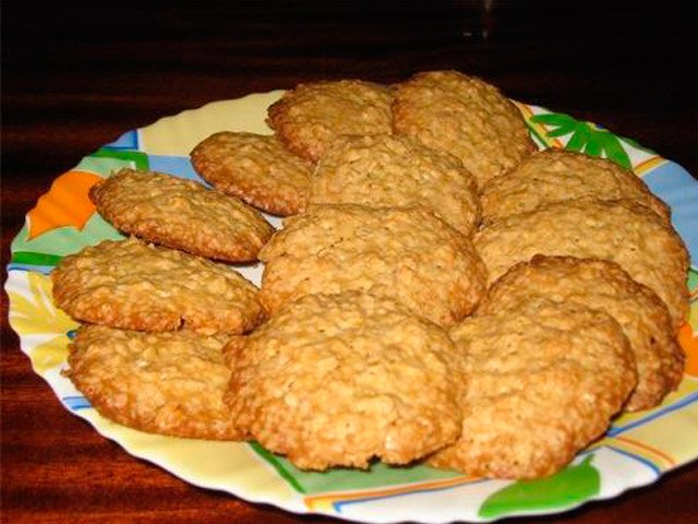 Печенье на тарелке для диабетиков