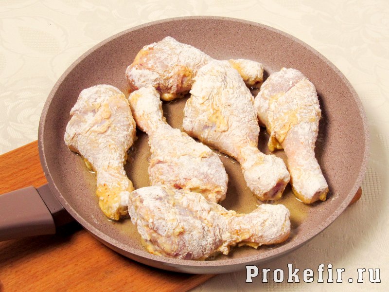 Как приготовит куриные голени на сковороде с хрустяшчей корочкой в кляре: фото 5