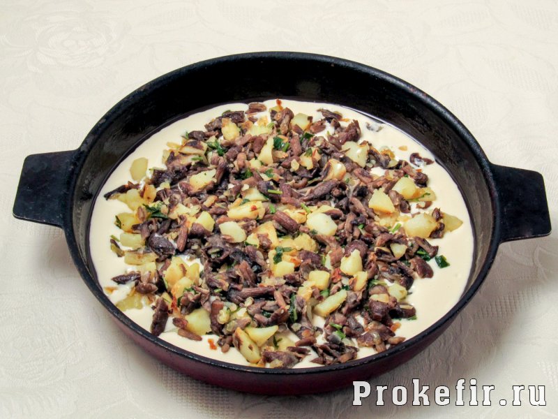 Пирог с картошкой и грибами в духовке без дрожжей на кефире: фото 5