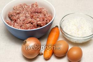 Для приготовления тефтелей с рисом понадобится свиной фарш, морковь, репчатый лук, рис, яйца, специи, растительное масло.