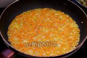Обжариваем лук с морковкой на растительном масле (2 ст. л.) до золотистого цвета, важно чтобы лук не подгорел.