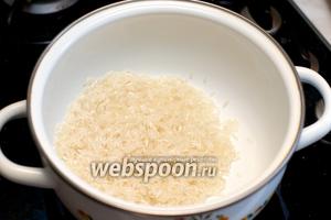 Отвариваем рис (3 столовые ложки) — заливаем его холодной водой (воды должно быть в два раза больше, чем крупы) и варим до готовности 20-25 минут в подсоленной воде, затем откинуть рис на дуршлаг. 