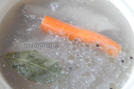 Когда мясо покипит, снимаем пену и добавляем в воду очищенную морковь, лавровый лист и перец. Курица варится при слабом кипении до готовности — около часа, если молодая. Бульон не солим.