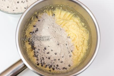 В масляно-яичную смесь добавим сухую смесь (шаг 2).