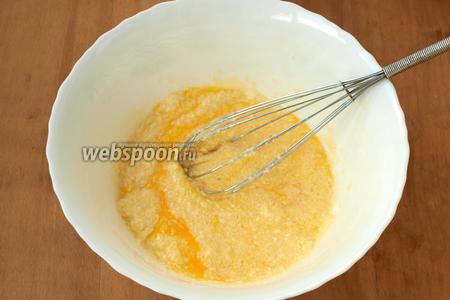 Мягкое масло взбить с сахаром при помощи венчика. Вбить яйца и снова хорошо перемешать.