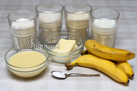 Для приготовления манника нужны такие продукты: мука, сахар, манная крупа, кефир, сливочное масло, сгущёнка и бананы.