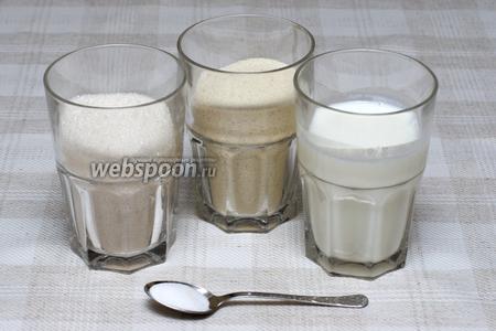 Соединить манную крупу (1 стакан), сахар (1 стакан), кефир (1 стакан) и соду (1 ч. л.). Соду предварительно «погасить» кефиром, то есть размешать соду в стакане с кефиром перед соединением с сахаром и манкой. 