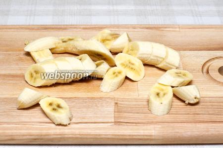 2-3 банана очистить и порезать кружочками толщиной в 1-2 см.