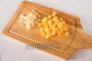 Нарубить чеснок, нарезать сыр кубиками.