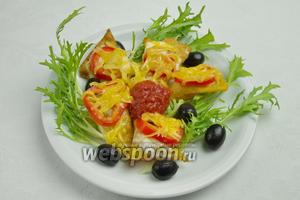 Подавать начос чипсы на листьях салата с нарезанным луком, оливками и соусом Сальса.