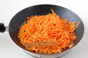 Морковь почистить, натереть на крупной тёрке и потушить на подсолнечном масле 2 минуты.