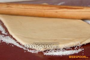 Тесто раскатать в прямоугольник 40х20 см. На стол насыпать сахар для раскатывания. Разровнять. Положить на него пласт теста, слегка прижать скалкой.