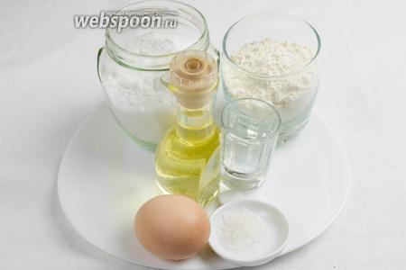 Чтобы приготовить хворост, необходимо взять яйцо, водку, соль, муку; для жарки подсолнечное масло, для посыпки сахарную пудру.