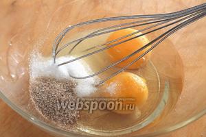 Смешайте венчиком яйца с сахаром и ванильным сахаром.