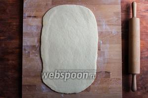 Раскатайте тесто в прямоугольник размером примерно 40х25 см.