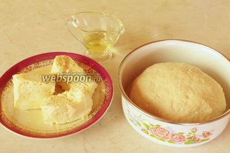 Для лепёшки нужно взять подошедшее дрожжевое тесто, нежирный сыр и масло, чтобы смазывать стол.