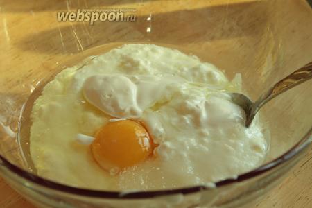 Готовим тесто. В широкую миску положить кефир комнатной температуры, сметану, яйцо, соль, сахар и растительное масло. Перемешать слегка ложкой.
